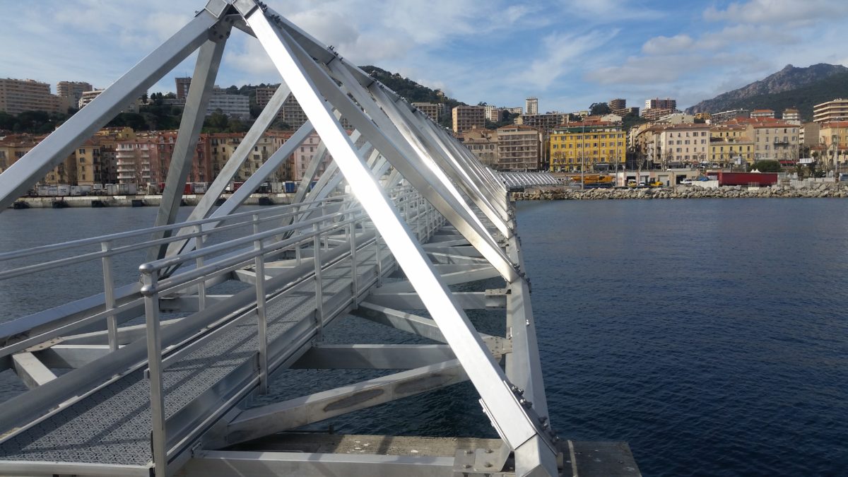 une passerelle en aluminium